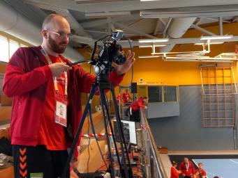 Kreuzbandriss zwingt ihn zur Pause, doch als Volontär ist er dabei