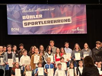 Stadt Bühl ehrt Deafgirls Johanna und Rachel Bertele